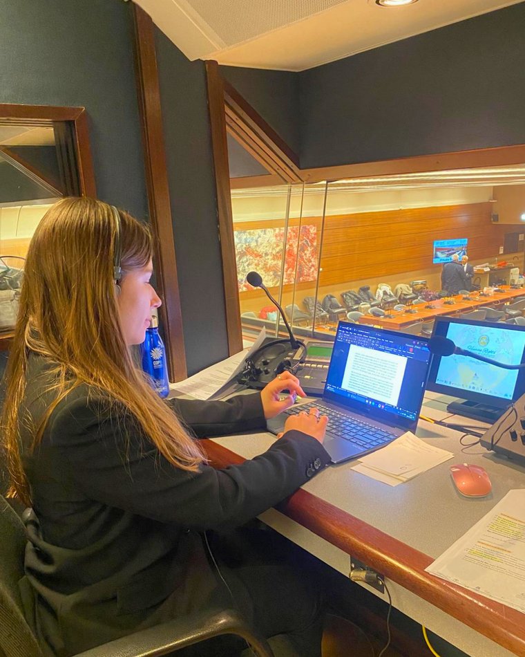 Isabel Esbrí Badillo al lavoro in cabina di interpretariato